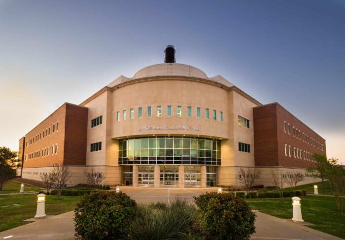 McFarland 科学 Building at TAMUC