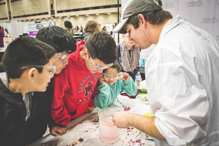 学生 engaged in a science experiment that is being instructed by the instructor.