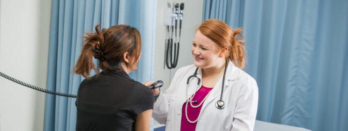 健康 provider examining a patient.