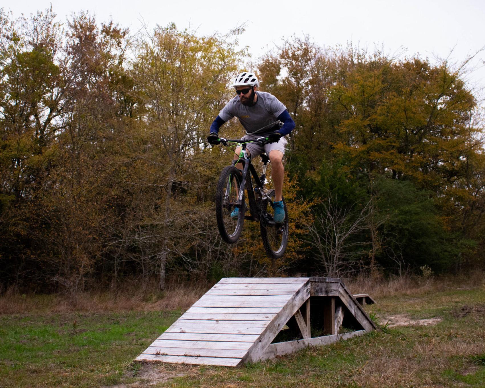 Biker riding on the biking trail at the 户外探险.