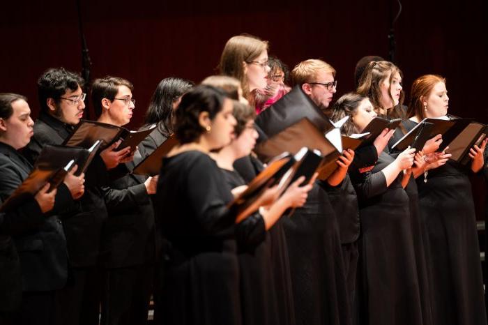 人 singing in a choir